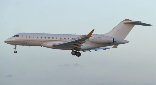 Bombardier Global Express (LX-AMG) - On landing RW31