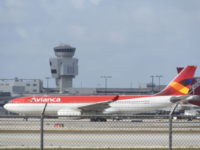 Airbus A330-200 (N975AV)