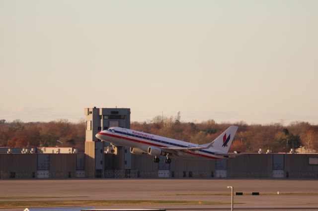 Embraer 175 (N760MQ) - American's "chrome"-retro livery on an American Eagle E175. I miss these colors for AA.