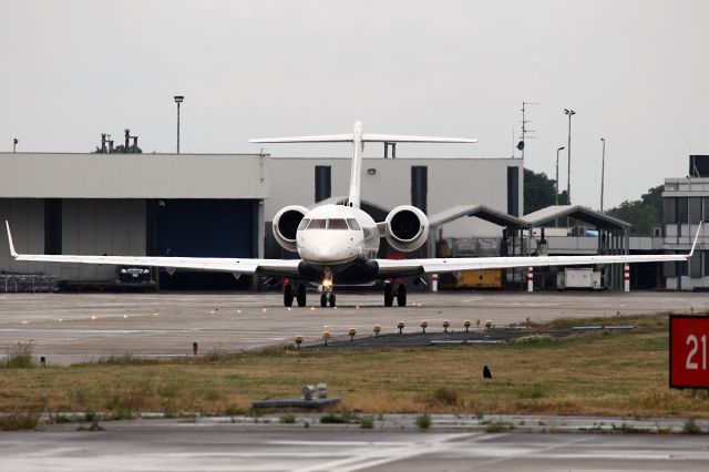 Bombardier Global 5000 (N711LS)