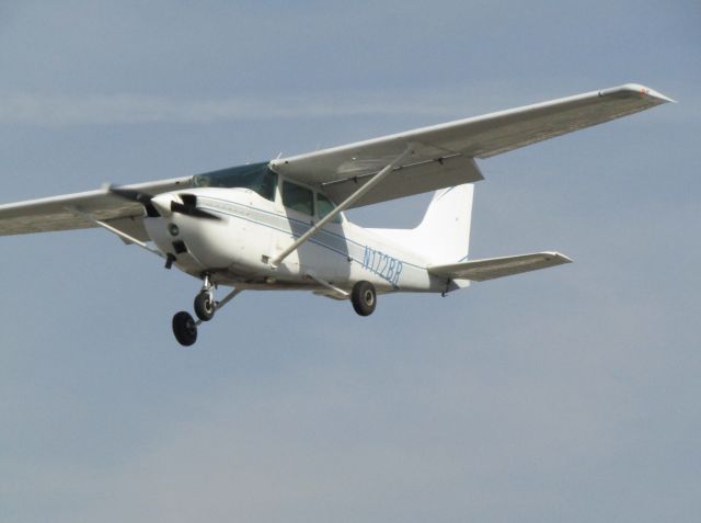 Cessna Skyhawk (N172BR) - Landing RWY 24