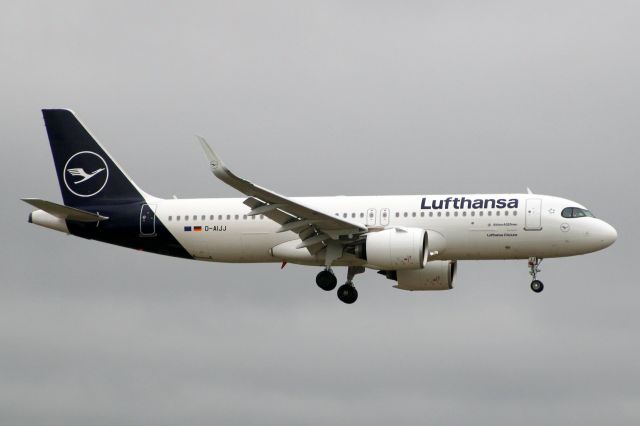 Airbus A320neo (D-AIJJ) - On short finals for rwy 09L on 4-Dec-23 operating flight DLH2470 from EDDM.