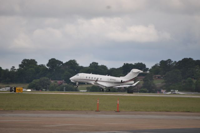 Bombardier Challenger 300 (N799QS)