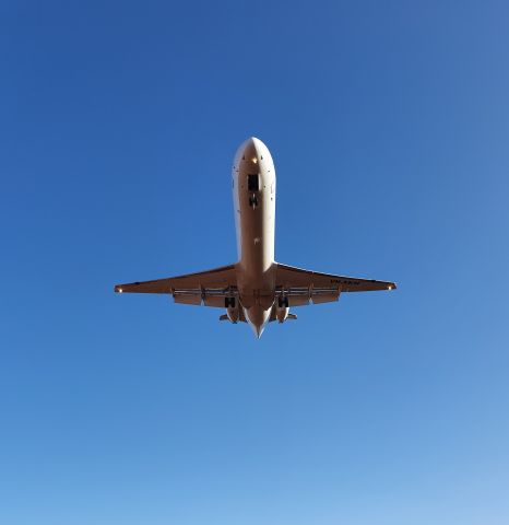 Fokker 100 (VH-XKM) - Inbound RWY 18