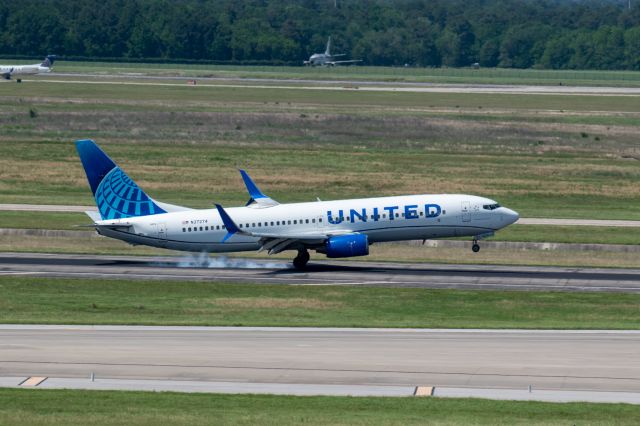 Boeing 737-700 (N37274) - United B737-800 touching down at KIAH.br /br /Also check out my online store at https://jwhatphotography.com Custom prints are available. It will slowly be updated through time. Check out my Patreon at https://www.patreon.com/Jwhatphoto