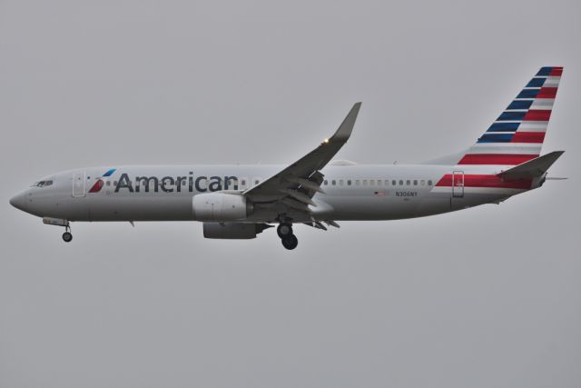 Boeing 737-700 (N306NY) - N306NY arrives at KDCA, in from KLAX, on 2020-01-13.