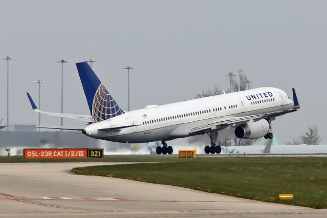 Boeing 757-200 (N17133) - UA101 using a fair amount of runway on departure for Washington