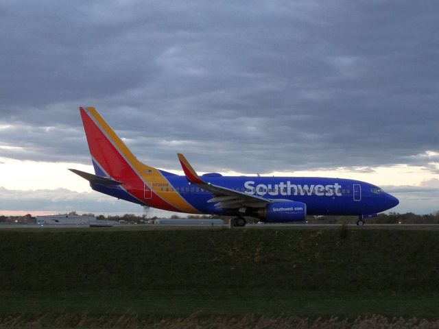 Boeing 737-700 (N730SW)