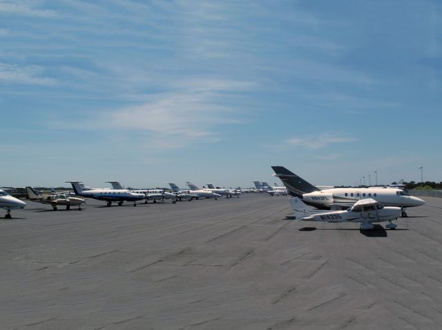 Cessna Skyhawk (N1433S) - A busy summer day at the Nantucket KACK airport.