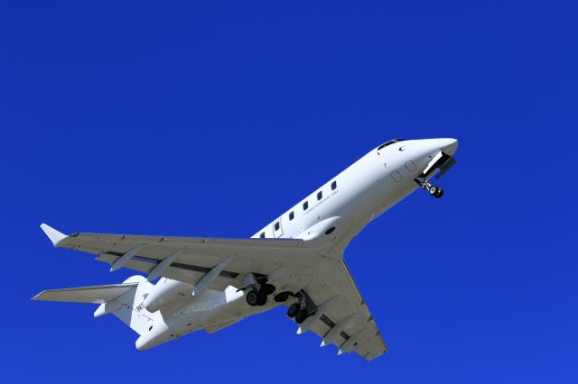 Bombardier Challenger 300 (N537XJ) - N537XJ departing