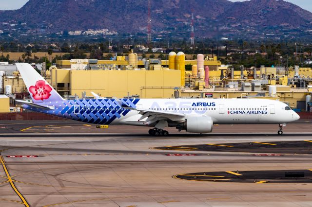 Airbus A350-900 (B-18918) - China Airlines A350-900 taxiing at PHX on 11/1/22. Taken with a Canon 850D and Tamron 70-200 G2 lens.