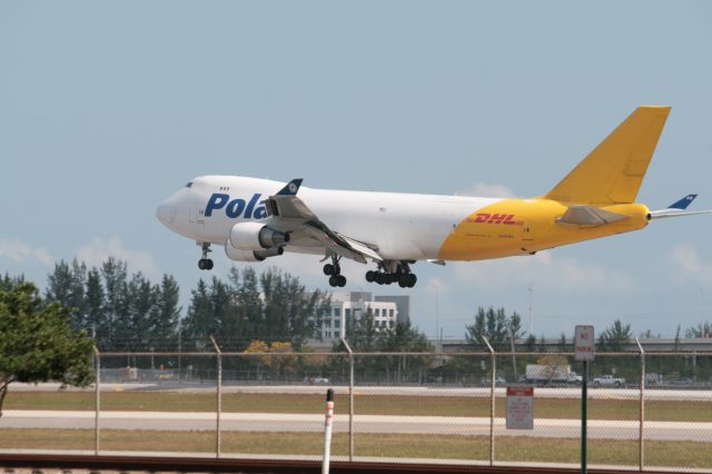 Boeing 747-400 (N416MC)