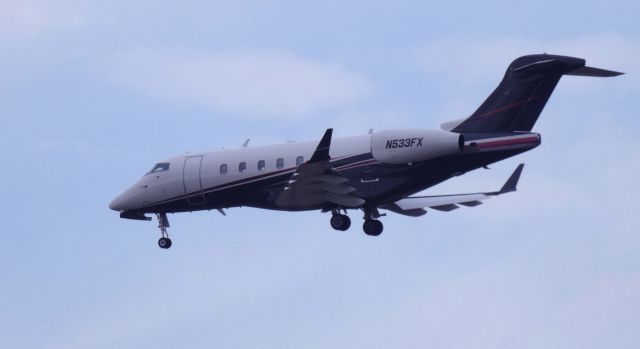 Bombardier Challenger 300 (N533FX) - On final is this 2007 Bombardier Challenger 300 in the Winter of 2020.