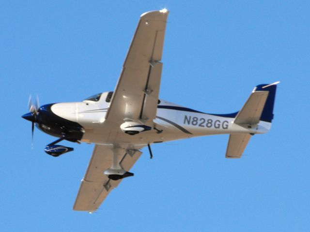 Cirrus SR-22 (N828GG) - Beautiful Cirrus on short final for RWY 27