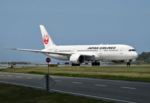 Boeing 787-9 Dreamliner (JA882J)