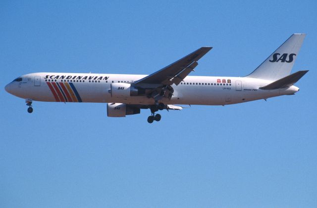 BOEING 767-300 (LN-RCE) - Final Approach to Narita Intl Airport Rwy34L on 2000/02/05