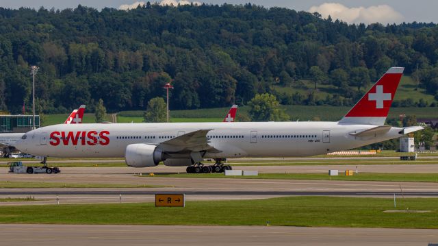 BOEING 777-300 (HB-JNI)