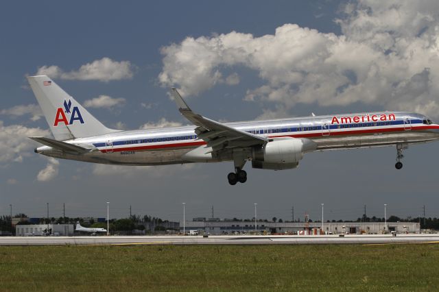 BOEING 767-200 (N662AA)