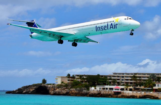 McDonnell Douglas MD-82 (PJ-MDC)