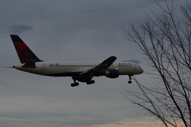 Boeing 757-200 (N683DA)