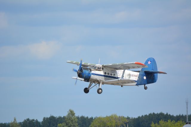 Antonov An-2 (RF-00159) - Take off whith skydivers