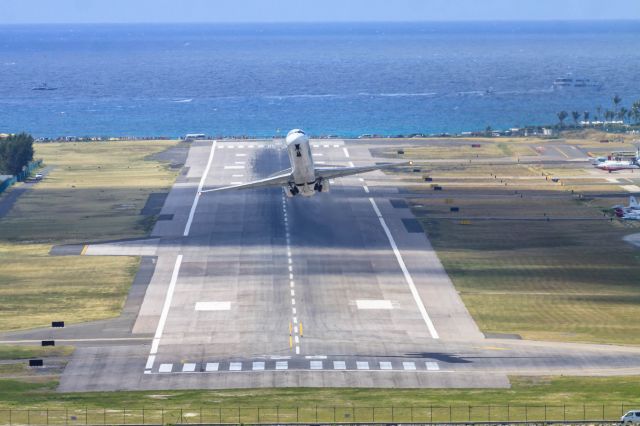 McDonnell Douglas MD-82 (P4-MDG) - Insel air P4-MDG departing St Maarten