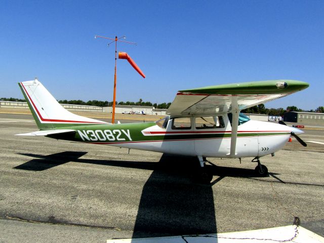 Cessna Skylane (N3082Y) - On the ramp