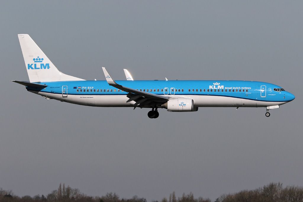 Boeing 737-900 (PH-BXP) - KLM1081 arriving from Amsterdam, one of many flights a day between the cities.