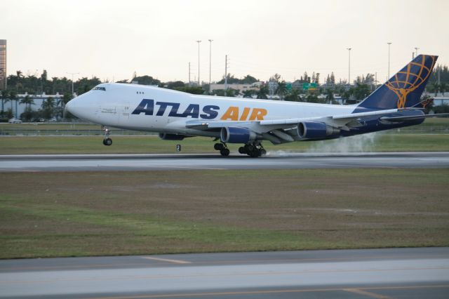 Boeing 747-400 (N492MC)