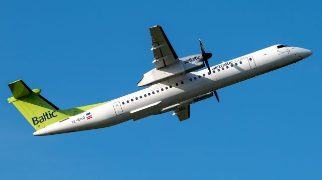 de Havilland Dash 8-400 (YL-BAQ)