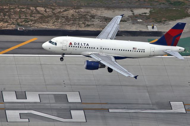 Airbus A319 (N344NB) - Landing.