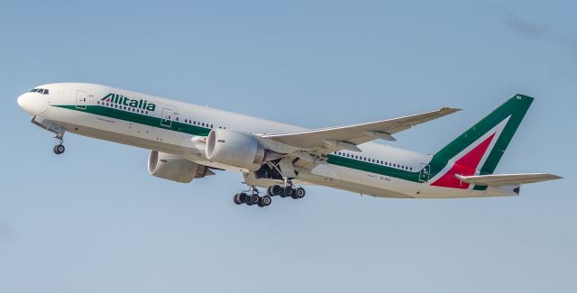 Boeing 777-200 (EI-ISD) - Alitalia gets airborne for the trip back to Rome as AZA621