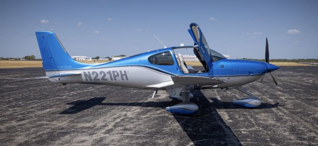 Cirrus SR-22 (N221PH)