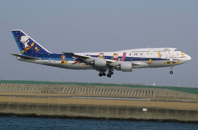 Boeing 747-400 (domestic, no winglets) (JA8961) - Short Final at Tokyo-Haneda Intl Airport Rwy22 on 1997/03/07 " Skiing Snoopy c/s "