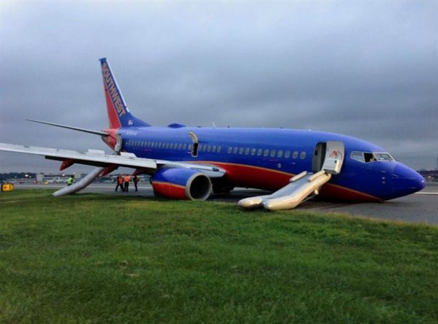 Boeing 737-700 — - A Southwest airlines plane made a rough landing at New York's LaGuardia Airport