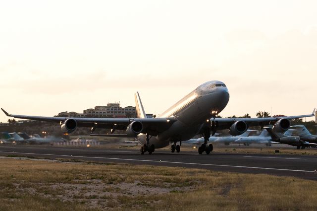 Airbus A340-300 (F-GLZS)