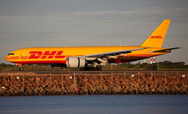 BOEING 777-200LR (N774CK) - Arriving Rwy 34L