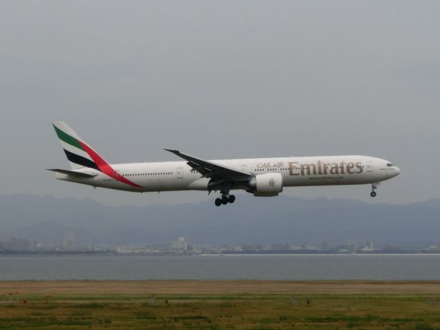 Boeing 777-200 (A6-ECH)