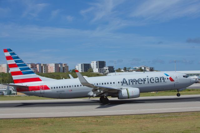 Boeing 737-800 (N335PH)