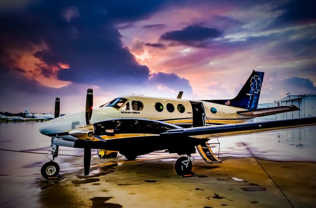 Beechcraft King Air 90 (N813JB) - DAL, SUNSET, BUSINESS JET CENTER