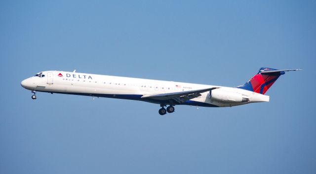 McDonnell Douglas MD-88 (N991DL) - On short final.