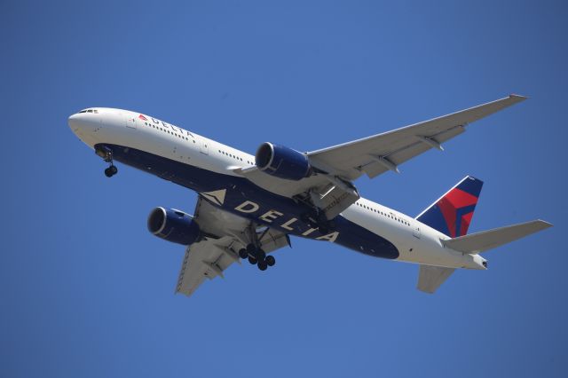 Boeing 777-200 (N864DA)
