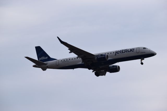 Embraer ERJ-190 (N279JB)