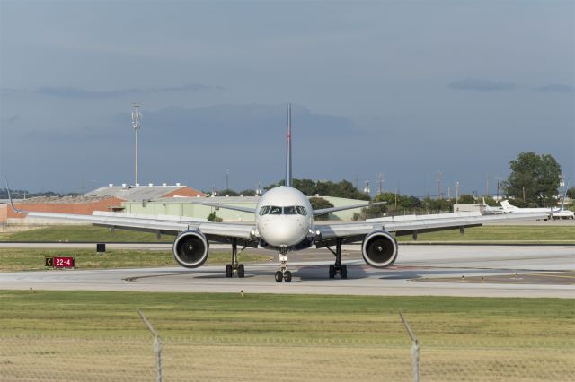 Boeing 757-200 (N555NW) - Turning onto taxiway November.