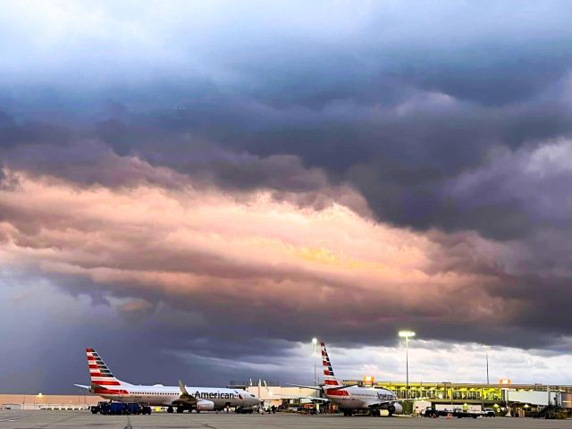 Boeing 737-800 (N821NN) - Skies over Tulsa last night. 