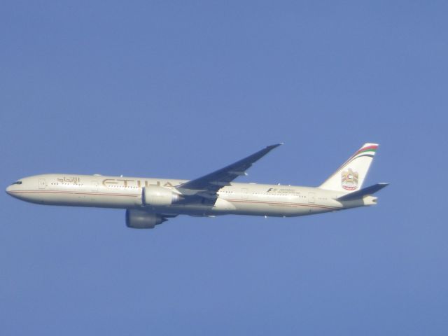 BOEING 777-300ER (A6-ETN) - Shown here is a Etihad Air Boeing 777-300 a few minutes until landing in the Autumn of 2016.