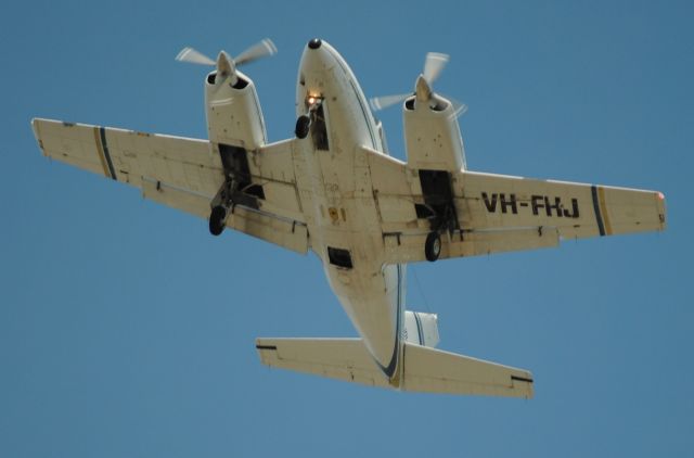 Piper Navajo (VH-FHJ)