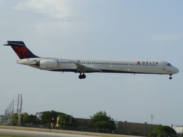 McDonnell Douglas MD-90 (N929DN)