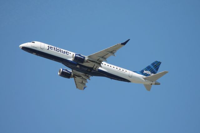 Embraer ERJ-190 (N206JB) - JetBlue Flight 164 (N206JB) "Blue - Its the New Block" departs Sarasota-Bradenton International Airport enroute to John F Kennedy International Airport