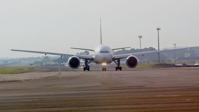 Boeing 777-200 (A6-EFK)